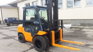 Дизельный вилочный погрузчик Toyota 02-7FDJ35